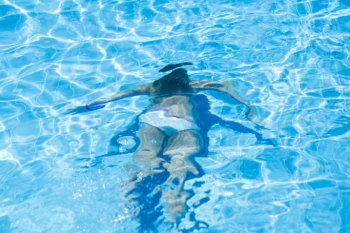 Cómo prevenir accidentes al nadar o practicar deportes de agua en verano